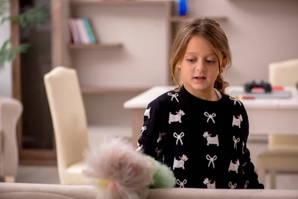 Young little girl doing housework at home — Stock Photo, Image