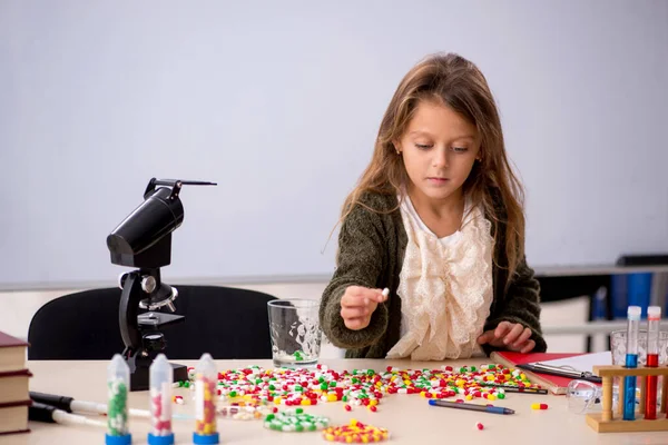 Jonge kleine meid chemicus in drugs synthese concept — Stockfoto