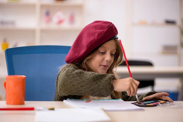 Jong klein meisje genieten van schilderen thuis — Stockfoto