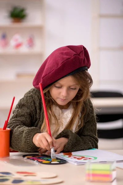 Giovane bambina godendo la pittura a casa — Foto Stock