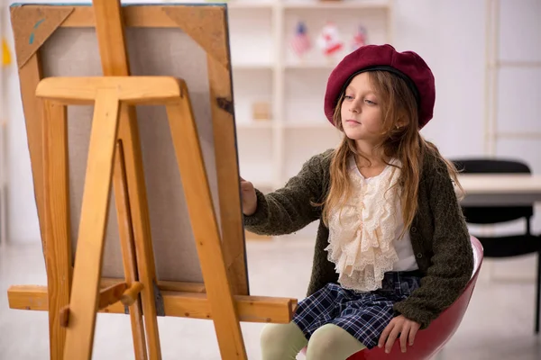 Giovane bambina godendo la pittura a casa — Foto Stock