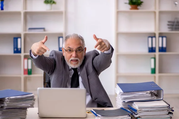 Viejo empleado y demasiado trabajo en la oficina —  Fotos de Stock