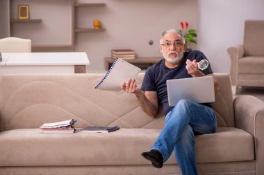 Salgın sırasında evde çalışan yaşlı bir erkek işçi.