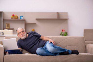 Salgın sırasında evde çalışan yaşlı bir erkek işçi.