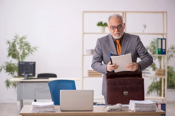 Gammal manlig anställd på arbetsplatsen — Stockfoto