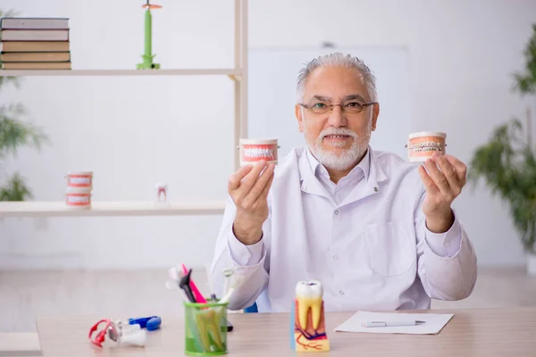 Alter Zahnarzt arbeitet in der Klinik — Stockfoto