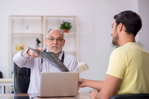 Junge männliche Arzt besucht alten männlichen Arzt Radiologe — Stockfoto