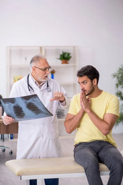 Ung manlig läkare besöker gammal manlig läkare radiolog — Stockfoto