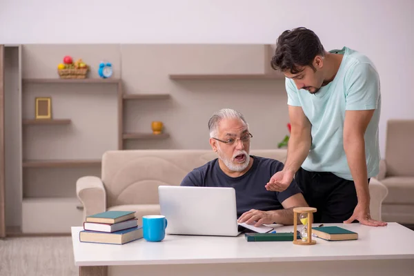 Grand-père et petit-fils à la maison avec ordinateur — Photo