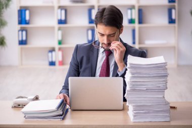 Ofiste çalışan genç bir erkek.