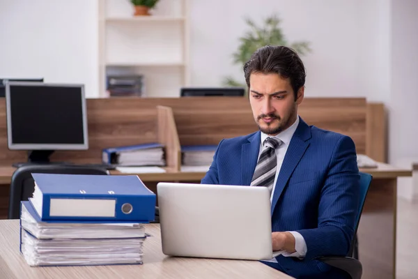 Junge männliche Mitarbeiter und zu viel Arbeit im Büro — Stockfoto