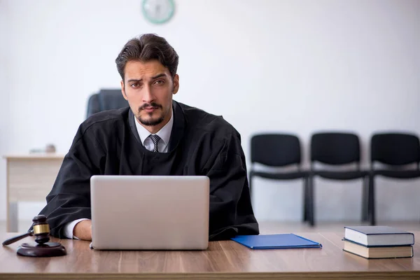 Молодий суддя чоловічої статі працює в будівлі суду — стокове фото