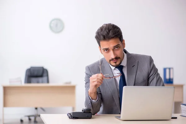 Giovane dipendente maschile che lavora in ufficio — Foto Stock