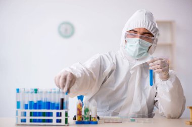 Genç erkek kimyager uyuşturucu sentezi konsepti