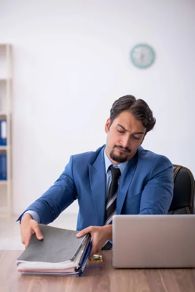 Jeune employé masculin mécontent du travail excessif au bureau — Photo