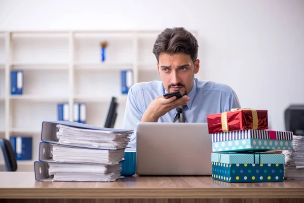 Jeune employé masculin célébrant son anniversaire sur le lieu de travail — Photo