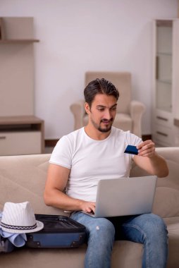 Genç adam eve gitmeye hazırlanıyor.