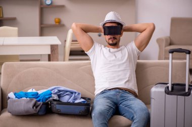 Genç adam eve gitmeye hazırlanıyor.