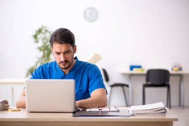 Teletıp konseptinde genç bir doktor.