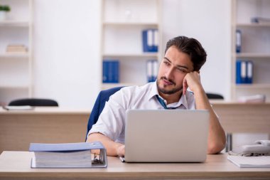 Ofiste çalışan genç bir erkek.