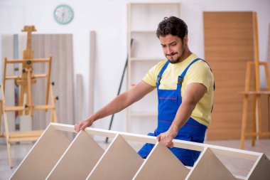 Evde çalışan genç erkek marangoz.