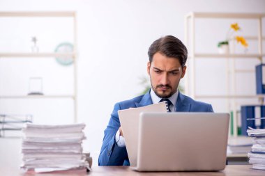 Ofiste çalışan genç işadamı.