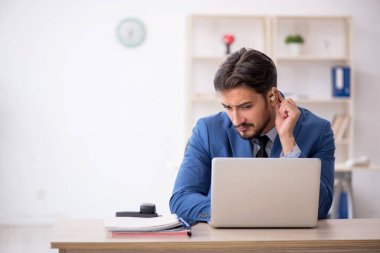 İşyerinde işitme cihazı kullanan sağır erkek çalışan