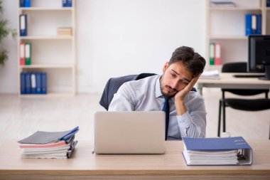 Ofiste çalışan genç bir erkek.