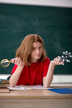 Sınavlara hazırlanan genç bayan kimyager.