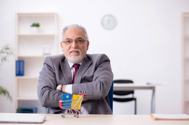 E-ticaret konsepti genç erkek çalışanı