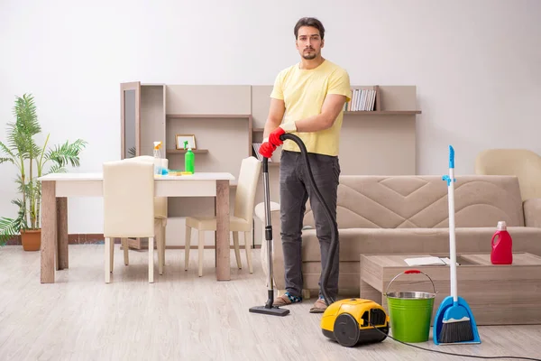 Jonge mannelijke aannemer schoonmaken van het huis — Stockfoto