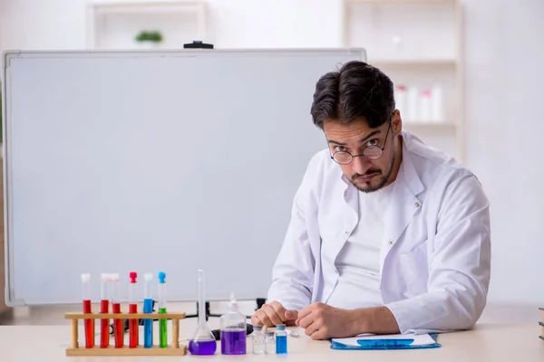 Молодий хімік-чоловік працює в лабораторії — стокове фото