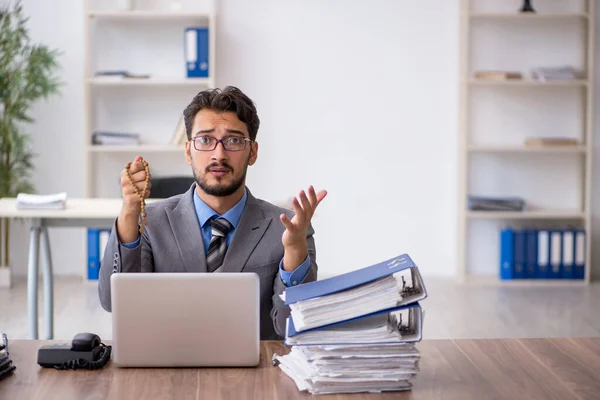 Joven empleado masculino descontento con el trabajo excesivo en la oficina —  Fotos de Stock