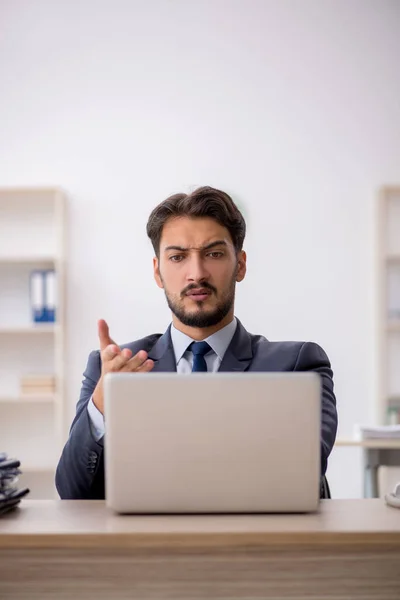 Giovane dipendente maschile che lavora in ufficio — Foto Stock