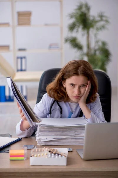 Doctora joven trabajando en la clínica — Foto de Stock