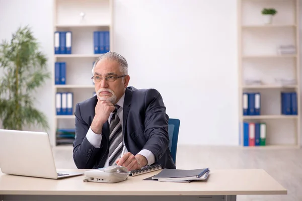 Gammal manlig anställd på kontoret — Stockfoto