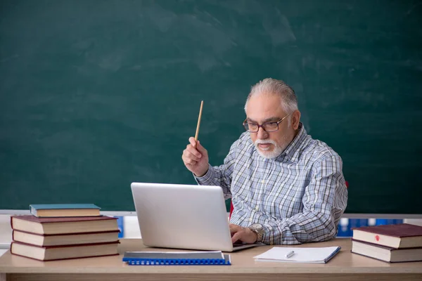 Gammal manlig lärare i klassrummet — Stockfoto