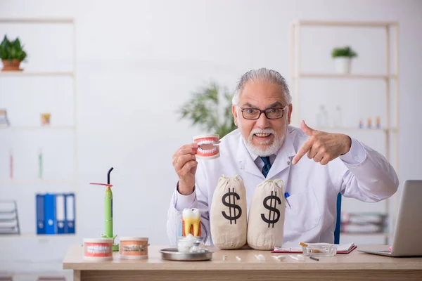 Velho médico dentista masculino em conceito de remuneração — Fotografia de Stock