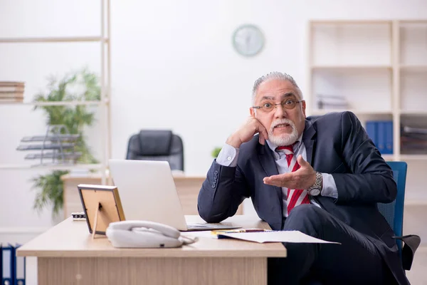 Gammal manlig anställd på kontoret — Stockfoto