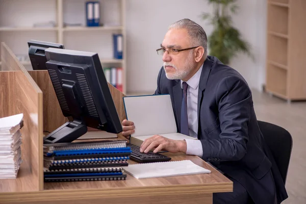 Gammal manlig arbetsgivare och för mycket arbete på kontoret — Stockfoto