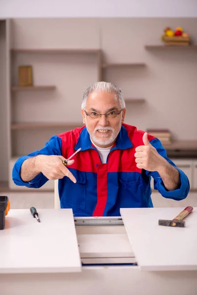 Viejo carpintero trabajando en interiores —  Fotos de Stock