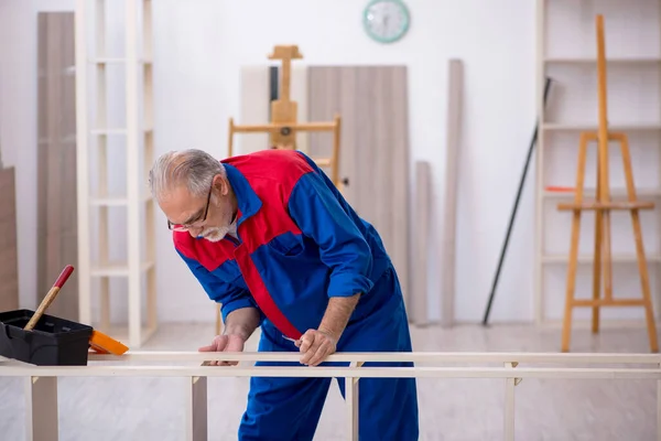 Viejo carpintero trabajando en interiores — Foto de Stock