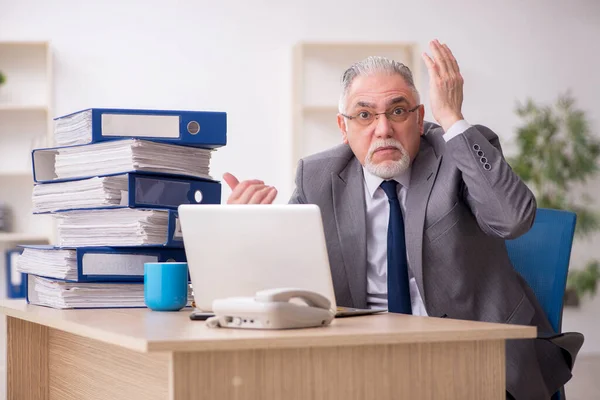 Stary mężczyzna pracownik niezadowolony z nadmiernej pracy w biurze — Zdjęcie stockowe