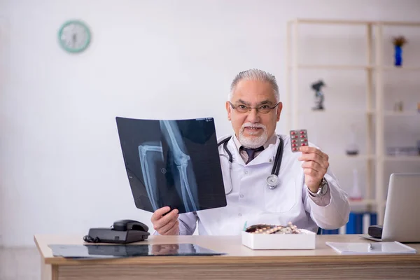 Old male doctor radiologist working at the hospital — Stock Photo, Image