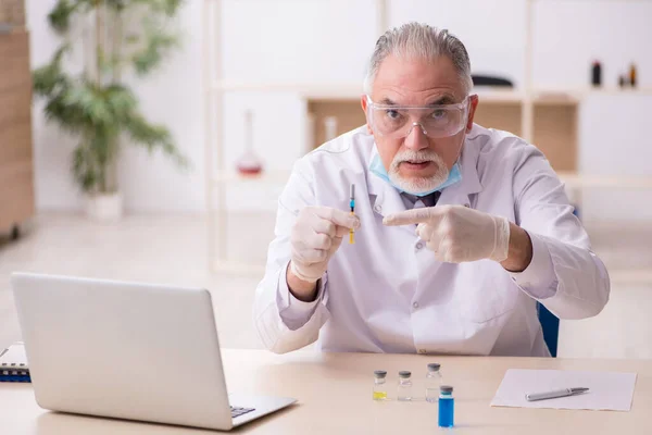 Starý chemik pracující v laboratoři během pandemie — Stock fotografie