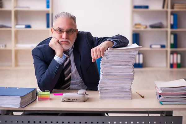 Oude zakenman werknemer ontevreden met overmatig werk in het kantoor — Stockfoto