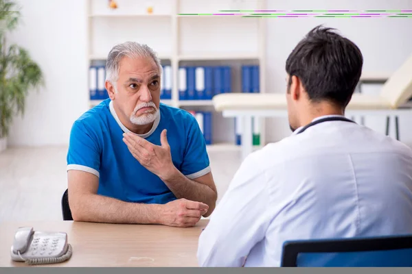 Gamla manliga patienten besöker ung manlig läkare — Stockfoto
