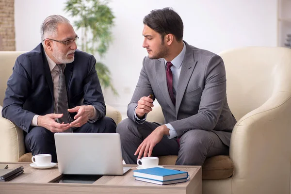 Dois empresários discutindo projeto no local de trabalho — Fotografia de Stock