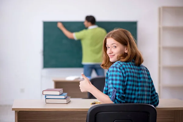 Jonge leraar en student in de klas — Stockfoto
