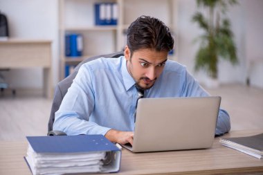 Ofiste çalışan genç bir erkek.